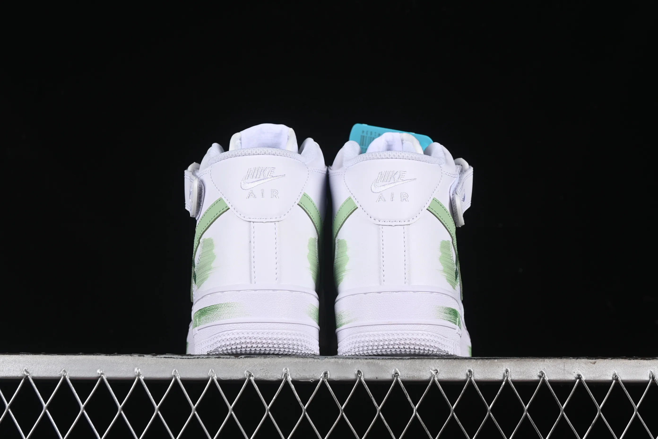 All categories Nk Air Force 1 Air Force series Nk Air Force 1 Mid Air Force mid-top Nk Air Force 1'07 Mid White and green hand-painted Hand-painted fracture Triple hook shadow Air Force 1 strap mid-top casual sneakers CW2289-111